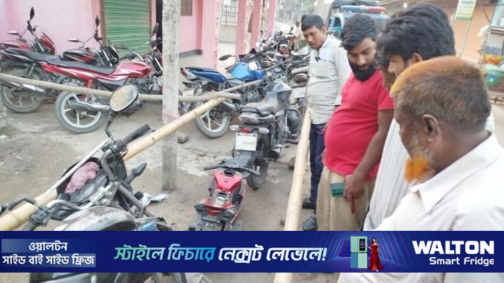 ফুলবাড়ীতে তেল পাম্পের সিরিয়ালে খেলনা মোটরসাইকেল