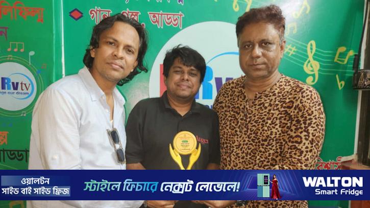 সম্মাননা পেলেন ‘ব্যাচেলর ইন ট্রিপ’-এর নির্মাতা নাসিম