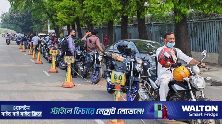 তেজগাঁও-মহাখালীতে পাম্প বন্ধ, বিজয় সরণিতে তেল নিতে দীর্ঘ লাইন