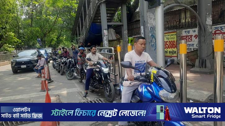 ছুটির দিনেও তেলের জন্য দীর্ঘ সারি