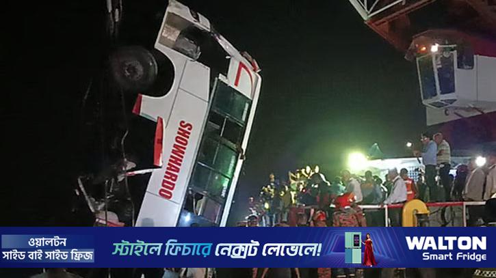পদ্মায় ডুবে যাওয়া বাসটি তোলা হয়েছে, লাশ বেড়ে ১৬