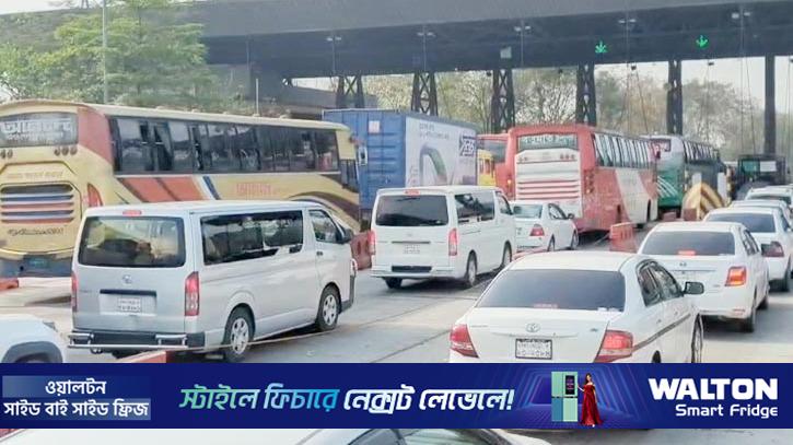 পদ্মা সেতু দিয়ে নির্বিঘ্নে বাড়ির পথে মানুষ 