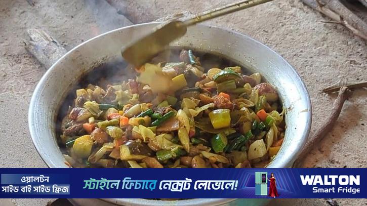 বিজুর ঐতিহ্যবাহী ‘পাজন’ দিয়ে অতিথি আপ্যায়ন