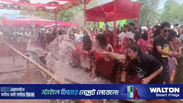 মারমা তরুণ-তরুণীদের মৈত্রী জলবর্ষণে সাংগ্রাই উৎসব উদযাপন 