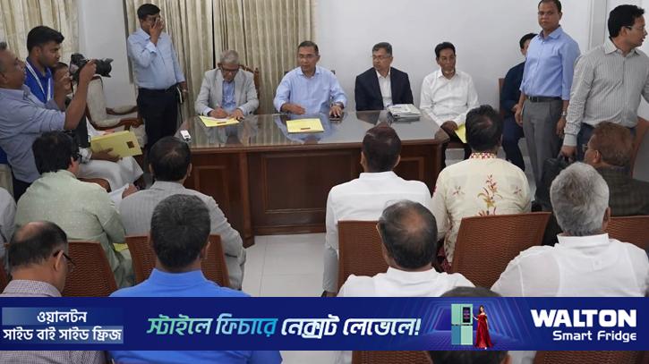 নয়াপল্টনে দলীয় কার্যালয়ে নেতাদের সঙ্গে প্রধানমন্ত্রীর মতবিনিময় 