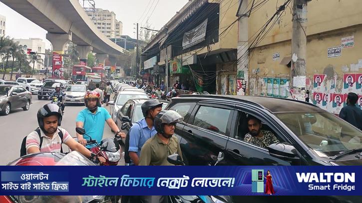 তেল পেতে দীর্ঘ অপেক্ষা