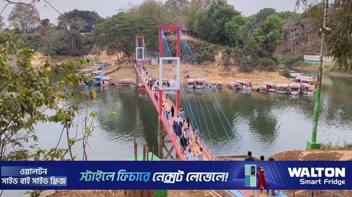 রাঙামাটিতে হ্রদ-পাহাড়ের মিতালীতে পর্যটকরা