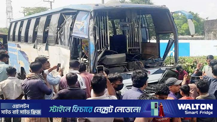 মহাসড়কের পাশে খড়ে আগুন, ধোঁয়ার তিন বাসের সংঘর্ষ, নিহত ১