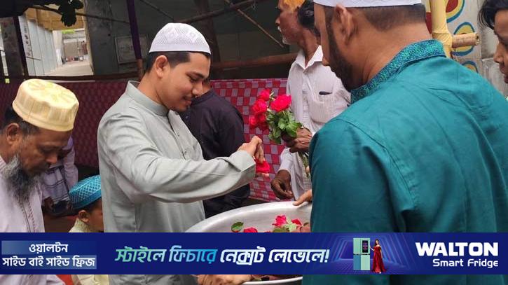 এলাকাবাসীকে গোলাপ উপহার দিয়ে প্রশংসায় ভাসছেন যুবক
