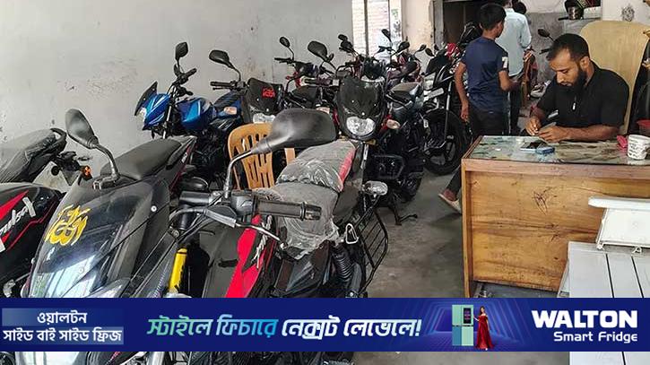 সিরাজগঞ্জে মোটরসাইকেল বিক্রি কমেছে, কাগজপত্র করতে ভিড়