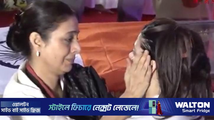 আশা ভোসলেকে শেষ শ্রদ্ধা, কান্নায় ভেঙে পড়লেন টাবু