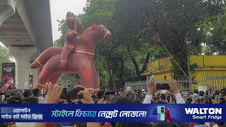 বৈশাখী শোভাযাত্রায় মানুষের ঢল, অসাম্প্রদায়িক ও উদারপন্থি গণতান্ত্রিক দেশ গড়ার প্রত্যাশা