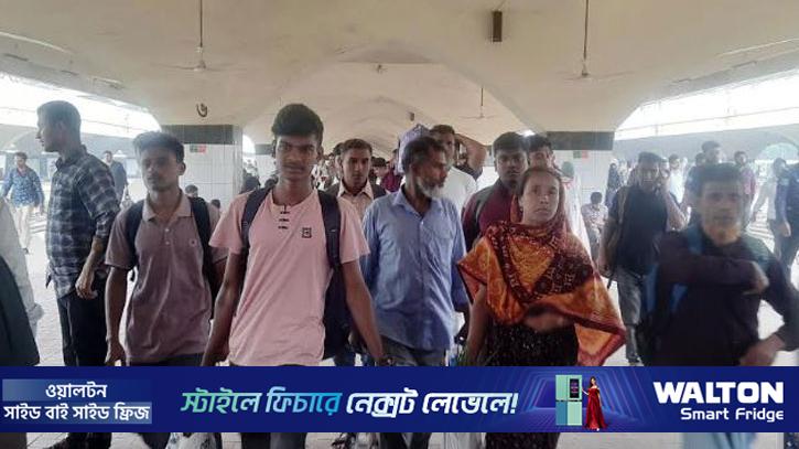 দীর্ঘ ছুটি শেষে আজও কমলাপুরে ফিরতি মানুষের ভিড় 