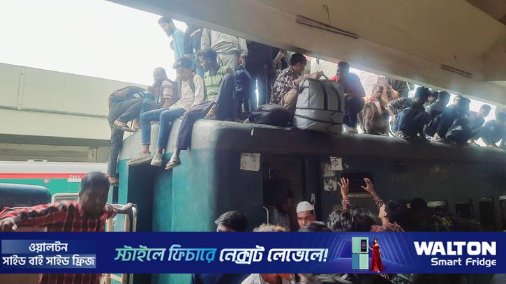 ট্রেনের ছাদে ঝুঁকি নিয়ে ঢাকায় ফিরছেন অনেকে