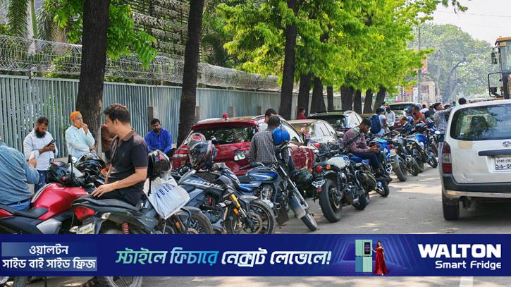 তেলের জন্য দীর্ঘ অপেক্ষা, বিজয় সরণির লাইন ঠেকেছে মহাখালী পর্যন্ত