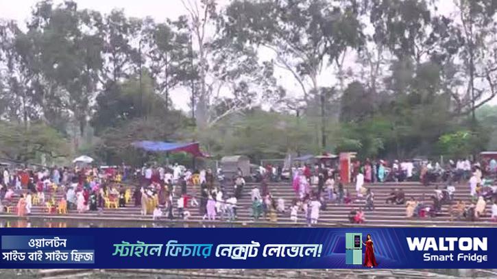 জিয়া উদ্যানে ছুটির দিনে উপচে পড়া ভিড়