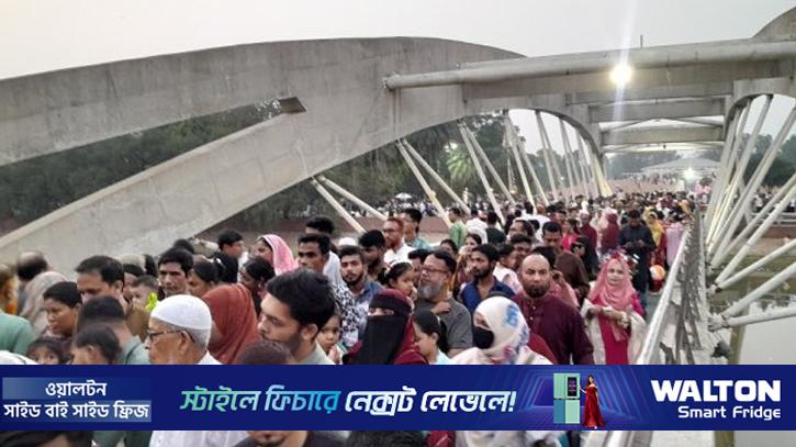 বৈশাখে জিয়া উদ্যানে জনস্রোত