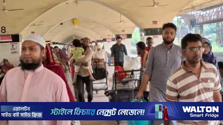 ছুটি শেষে ট্রেনে ঢাকা ফিরছেন কর্মব্যস্ত মানুষ