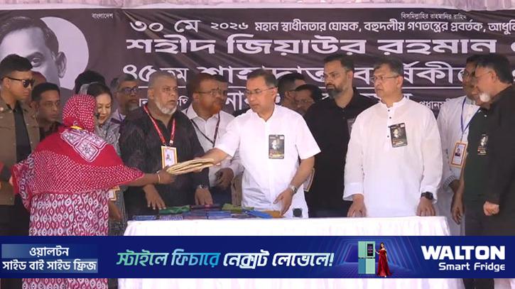 দুস্থদের মাঝে বস্ত্র বিতরণ করলেন প্রধানমন্ত্রী 