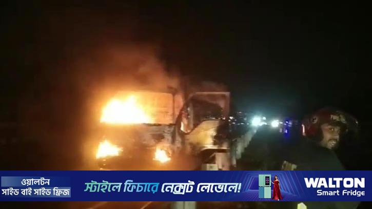 রাতে এক্সপ্রেসওয়েতে পিকআপে আগুন