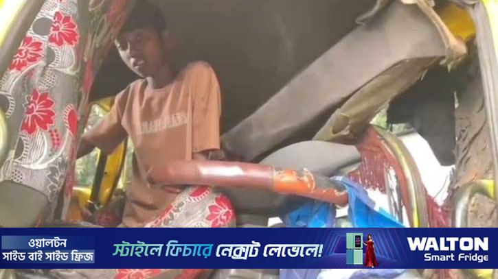 মুন্সীগঞ্জে দুই ট্রাকের সংঘর্ষ, ভেতরে আটকা পড়ল আহত হেলপার
