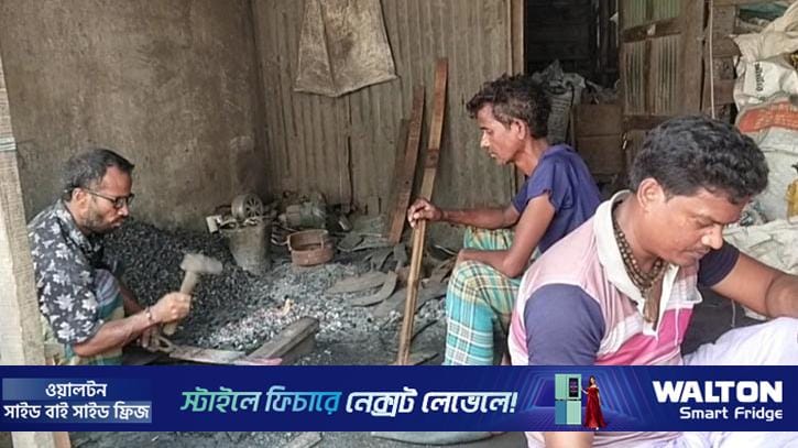 টুংটাং শব্দে মুখরিত কামারপাড়া