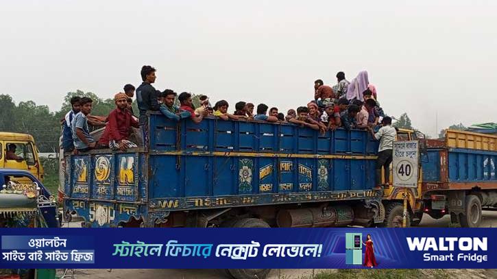 ঝুঁকি নিয়ে খোলা ট্রাকে ছুটছে ঘরমুখো মানুষ