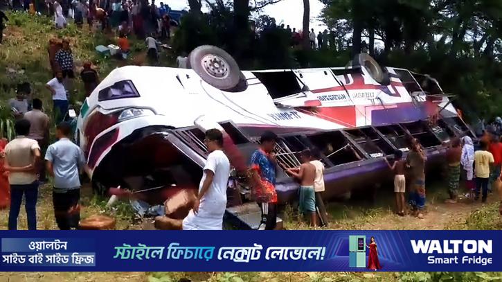 ফরিদপুরে নিয়ন্ত্রণ হারিয়ে বাস খাদে