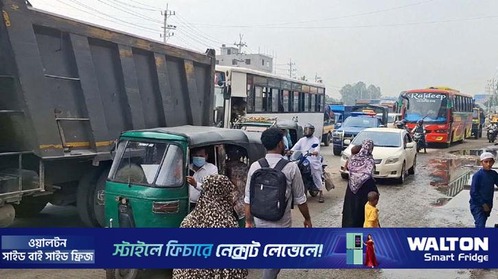 ঢাকা-টাঙ্গাইল মহাসড়কে ধীরগতি, ভাড়া নৈরাজ্যের অভিযোগ