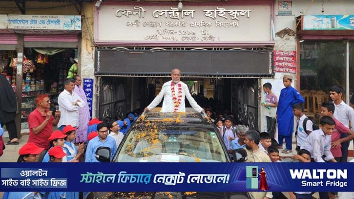৩৪ বছরের শিক্ষকতা শেষে ছাদখোলা গাড়িতে শিক্ষকের রাজকীয় বিদায়