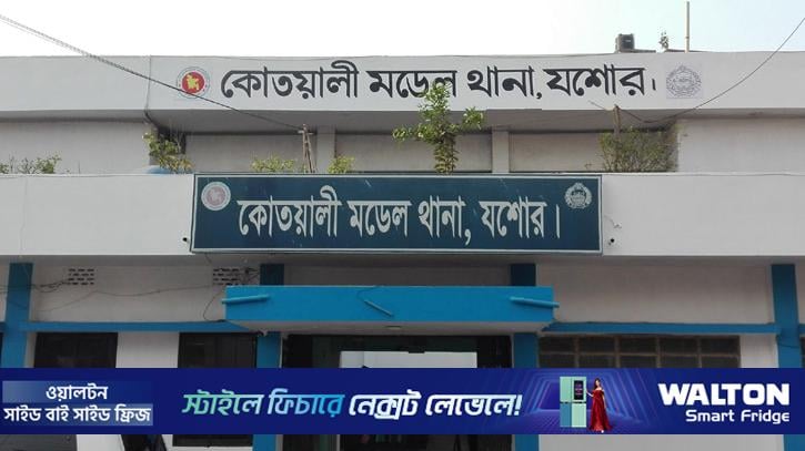 যশোর-খুলনা মহাসড়কে কাভার্ড ভ্যানের ধাক্কায় নিহত ৩