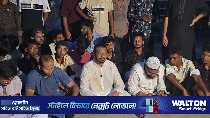 মামলা না নেওয়ায় থানায় অবস্থান নিলেন নাসীরুদ্দীন পাটওয়ারী 