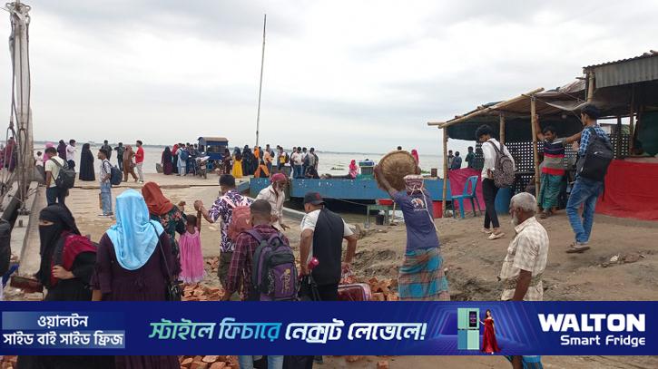 ঈদযাত্রায় পাটুরিয়া ঘাটে সংস্কারের ভোগান্তি