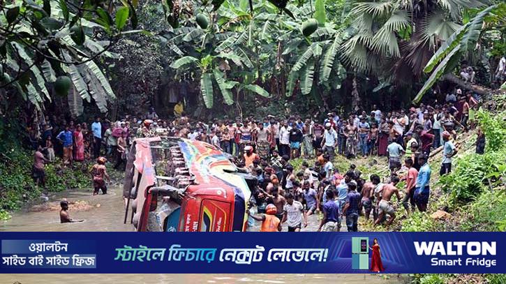 খোকসায় ভ্যান রক্ষা করতে গিয়ে বাস খাদে, নিহত ৪ আহত ২৫