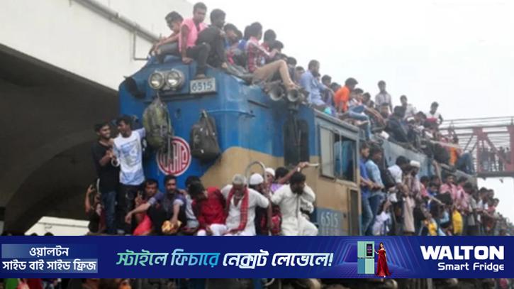 ঈদের দ্বিতীয় দিনেও ঢাকা ছাড়ছে মানুষ, কমলাপুরে ভিড়