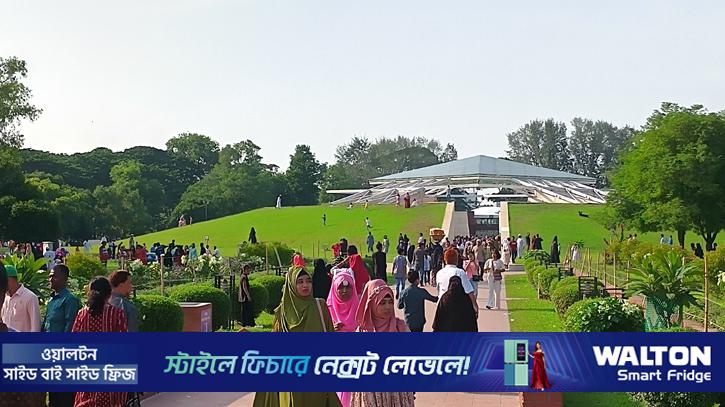 জিয়া উদ্যানে দর্শনার্থীদের ভিড়