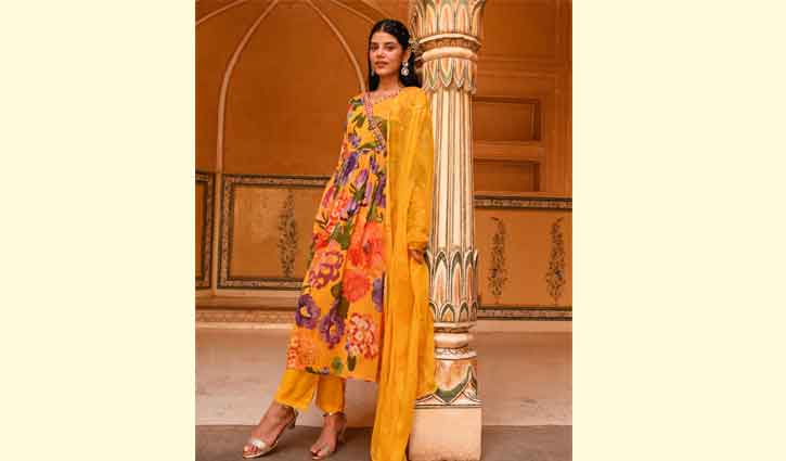 কুর্তা হচ্ছে লম্বা এবং ঢিলেঢালা, ফিটিংস নয়।