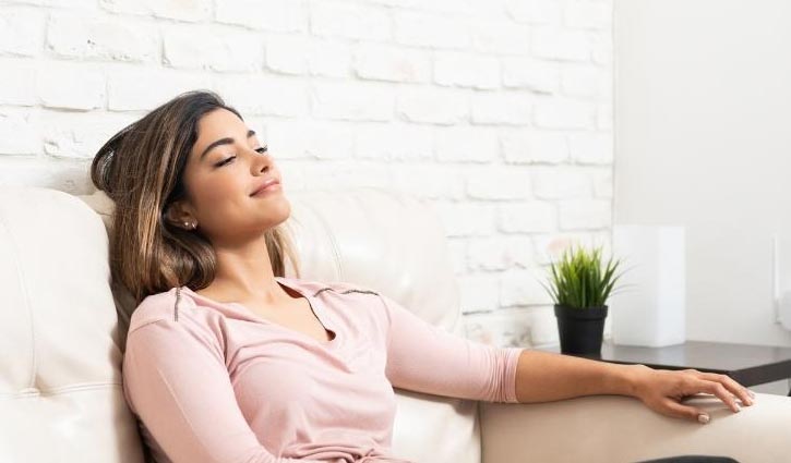 ঘরের ভেতর ইনডোর প্লান্ট রাখুন।