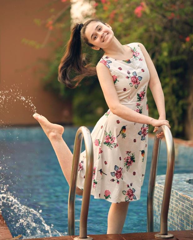 Rus fohisha ikkita porno video bilan jinsiy aloqa qilishni yaxshi korishini tan oldi. Braziliya karnaval jinsiy aloqa